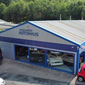 Außenbereich des Autohauses